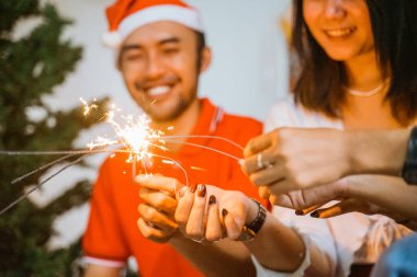 Arkadaşlarla neşeli anlar havai fişekler ve coşkulu tatil ruhuyla kutluyoruz.