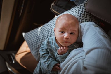 Yeni doğmuş bir bebeğin huzurlu ve huzurlu bir görüntüsü. Rahat bir ortamda dinleniyor.