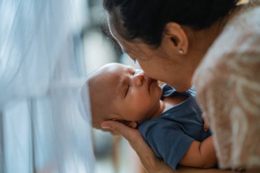 Sevgi dolu bir anne ile yeni doğan bebeği arasındaki sevgi dolu bir bağ.