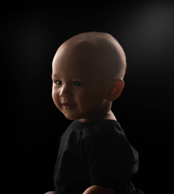 Bulaşıcı bir gülümsemesi olan büyüleyici bir bebek. Aile temaları ve anıları için mükemmel.