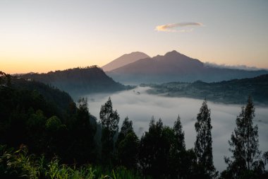 Güneşin doğuşundaki görkemli dağların çarpıcı manzarası huzur ve huzur verir.