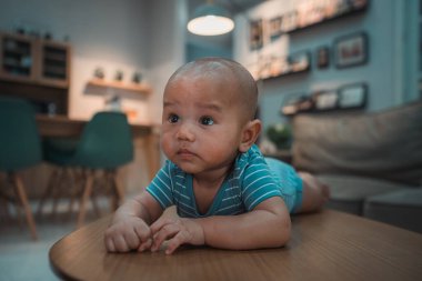 Meraklı bir bebek, keyifli bir şekilde zevkli güzellikteki oturma odasını keşfediyor.