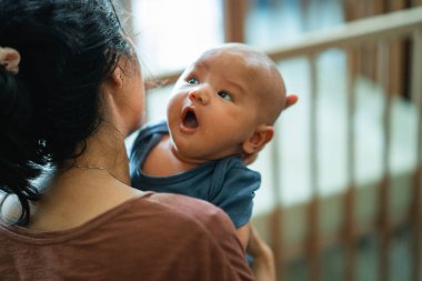 Bir anne ve bebek arasında, neşe ve güzel bağlarını gösteren yürek ısıtan bir an.