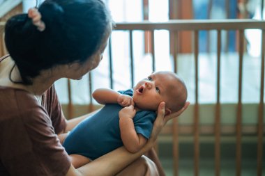 Sevgi dolu bir anne ile sevimli bebeği arasında samimi bir ortam var.