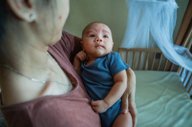 Bir anne bebeğini sıcak ve sevgi dolu, sıcak bir yuvaya yatırır ve bağlarını güçlendirir.
