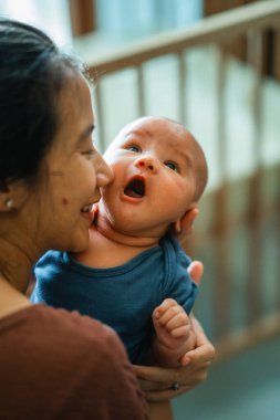Sadık bir anne ile neşeli, kıkırdayan bebeği arasında yürek ısıtan bir etkileşim başlar.