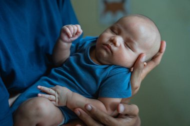 Huzurlu bir bebek mışıl mışıl uyuyor. Yumuşak bir kucaklama, sıcaklık, rahatlık ve aşk yayıyor.