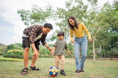 Anne ve baba, oğlana parkta oynarken topa vurmasını söylemiş.