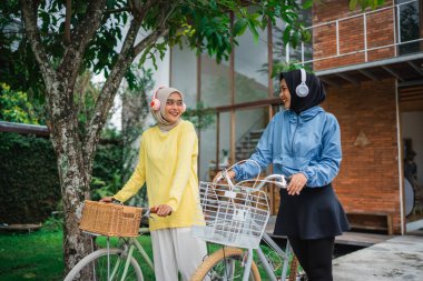 Bir grup kadın, şaşırtıcı derecede güzel bir manzarayla dışarıda bisiklet sürüyor.