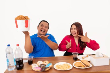 İki arkadaş keyifli bir şekilde kutluyor, lezzetli bir fast food ziyafetiyle.