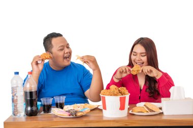 İki yakın arkadaş birlikte gülerek ve mutlulukla dolu doyurucu bir yemeğin tadını çıkarıyorlar.