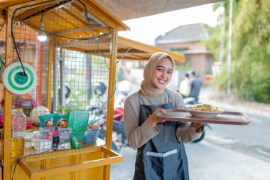 Neşeli bir satıcı sunar ağız sulandırıcı çeşitli canlı, renkli bir ortamda