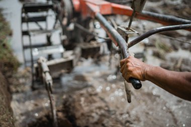 Bir çiftçi güçlü bir traktör kullanır, tarım arazilerinde zengin topraklar yetiştirir.