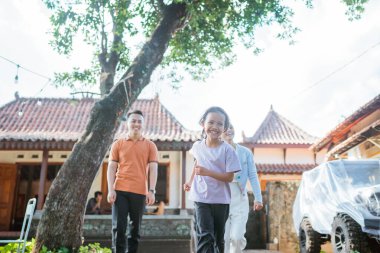 Neşeli kız, boş zamanlarında ailesiyle birlikte koşuyor.