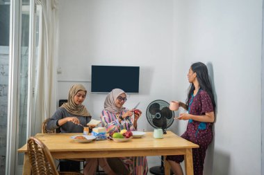 Güzel bir masa etrafında bir aile toplantısı düzenlenir. Yemekleri, kahkahaları ve anıları paylaşırlar.