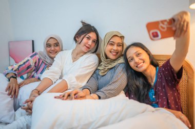 Neşeli arkadaşlardan oluşan yakın bir grup birlikte vakit geçiriyorlar, hatıraları yakalıyorlar.