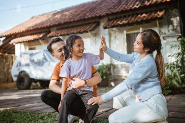 Genç kız boş zamanlarında annesiyle beşlik çakıyor.