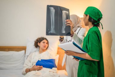 Sağlık uzmanları hastalara doğru teşhis ve tedavi için röntgenleri inceliyor