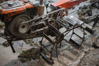 Sağlam makineler zorlu ve çamurlu bir tarla ortamında etkili bir şekilde çalışıyor.