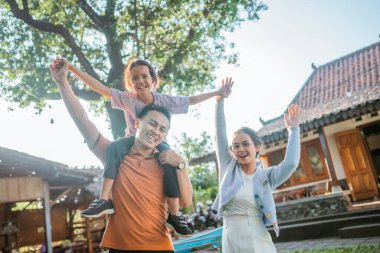 Küçük mutlu aile boş zamanlarını dışarıda oynayarak geçirir.