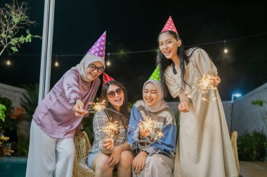 Canlı ve eğlenceli bir akşam. Yakın arkadaşlar ve neşeli maytaplarla neşeli bir kutlama.