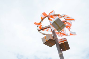 Areca ceviz tırmanma yarışmasında beyaz arka planda asılı küçük Endonezya bayrak ve ödülleri