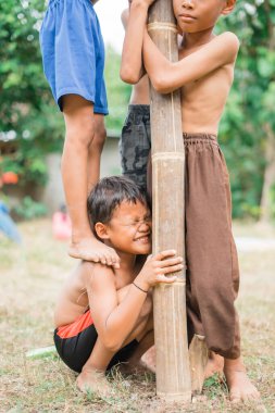 Betel ceviz tırmanma yarışmasında çocuk direğin dibine çömeldiğinde ürker.