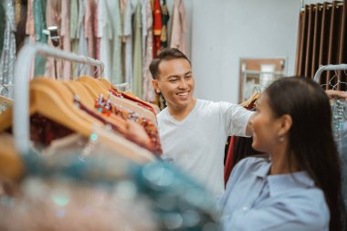 İki yakın arkadaş, harika tarzları olan canlı bir mağazadan güzel elbiseler almaktan hoşlanırlar.