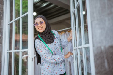 Yetenekli bir tasarımcı yaratıcılığını şık, yenilikçi ve ilham verici bir stüdyoda benimser.