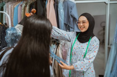 Şu anda şık bir butik ortamında heyecan verici ve hareketli bir moda danışmanlığı yapılıyor.