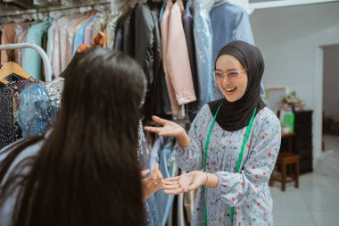 İki yakın arkadaş bir giyim mağazasında alışveriş yaparken harika vakit geçiriyorlar.