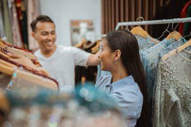 Bir çift, şık ve modaya uygun kıyafetleri keşfederek eğlenceli bir alışveriş gününün tadını çıkarıyor.