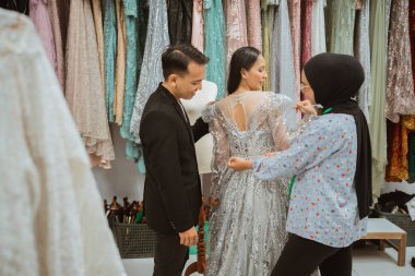 Moda aşıkları arasında zarif ve işbirliği gösteren özel bir elbise provası.