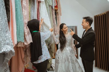 Şık bir prova, göz kamaştırıcı elbiseler ve büyüleyici tasarımlar.