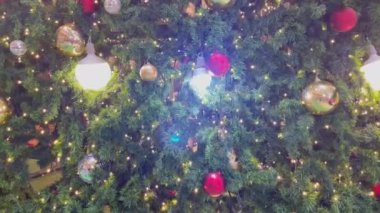 Bokeh ışıkları olan Noel ağacı, stok videosu