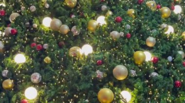 Bokeh ışıkları olan Noel ağacı, stok videosu