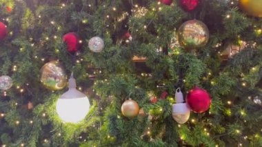 Bokeh ışıkları olan Noel ağacı, stok videosu