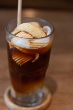 Hindistan ceviziyle karıştırılmış bir bardak Americano, stok fotoğrafı.