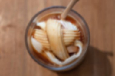 Bir bardak americano karışık hindistan cevizi bulanık arka plan, stok fotoğrafı