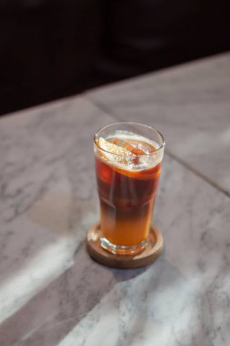 Portakal suyuyla karıştırılmış bir bardak Americano, stok fotoğrafı.