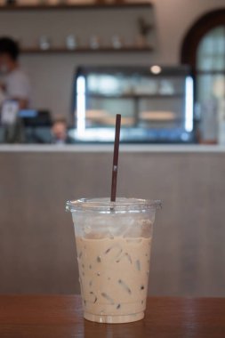 Ahşap masada buzlu kahve, stok fotoğrafı.