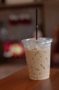 Ahşap masada buzlu kahve, stok fotoğrafı.