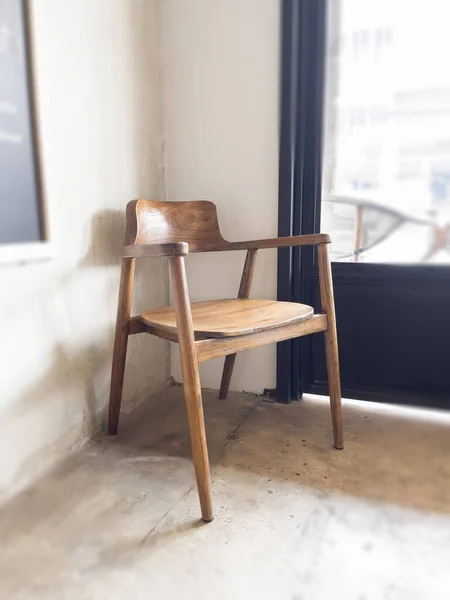 コーヒーショップのヴィンテージ木製の椅子 ストックフォト — ストック写真