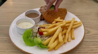 Bifteğin üzerine taze limon suyu döker.