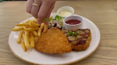 Bifteğin üzerine taze limon suyu döker.