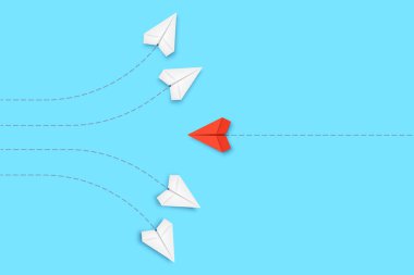 Tek yönde uçan beyaz kağıt uçaklar. Kırmızı uçak yön değiştiriyor. Kendin ol, farklı düşün. Çizgiyi aşmak, yenilik, benzersiz liderlik, yeni fikir. Riske girmek cesaret ister. Vektör