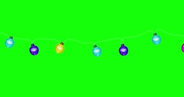 Yeşil ekranda parlayan renkli Noel ışıkları. Noel ve yeni yıl süsleri renkli tungsten ampullerle süslenmiş. Parlayan ışıkların şenlikli çelenkleri. 4K video grafik döngü canlandırması