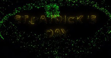 17 Mart 'taki Aziz Patrick Günü' n kutlu olsun. Animasyon, parlak arka plan, altın yazı ve parlak yeşil konfeti, siyah ekranda havai fişek selamı. Neon ışığı. 4k video grafik hareketi