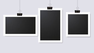 Boş fotoğraf çerçevesi şarjörde asılı. Metnin ya da fotoğrafın için boş bir yer oluştur. Gerçekçi detaylı fotoğraf ikonu tasarım şablonu. Modern boş çerçeve çizimleri. Vektör tasarım şablonu