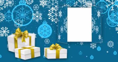 Noel arifesi kapısı açılıyor. Mavi üzerine hediye kutuları ve güzel kar taneleri. Noel günü, tebrik etmek için geniş kapılar açılacak. 4K video grafik canlandırması
